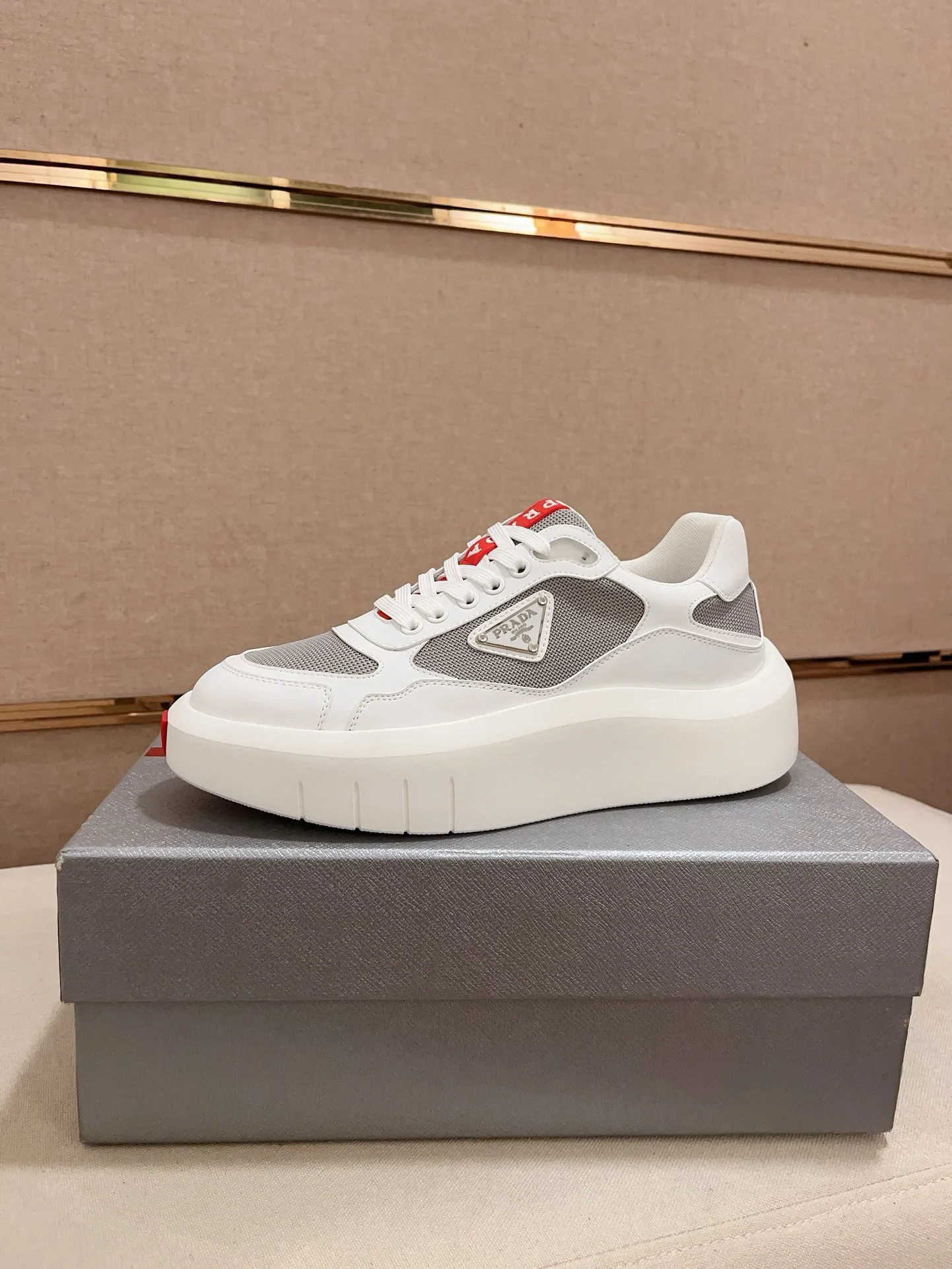 Factory price 620💰 ✔️✔️✔️Higher version High-quality new PRADA (Prada) counters are launched simultaneously. New men's shoes and 😘fabric are made of high-tech glue-spraying technology. Lining: Full cowhide lining. 👍🏿 High-end ☄️ air-cushion molded anti-slip rubber outsole, exquisite lines, simple and elegant, comfortable and high-end for leisure travel. Code number: 38 to 45 (can be customized to 46 to 47, non-refundable)